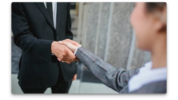 Sieviete ar vīrieti sarokojas