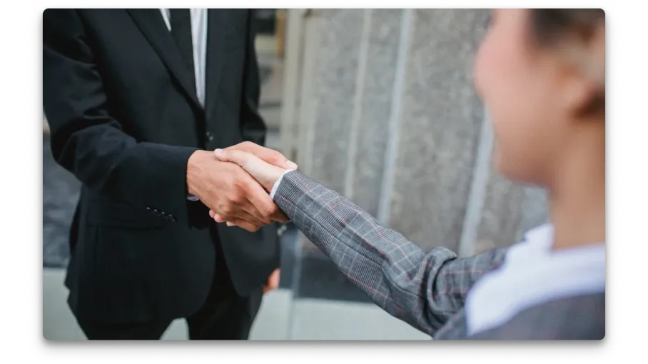 Sieviete ar vīrieti sarokojas