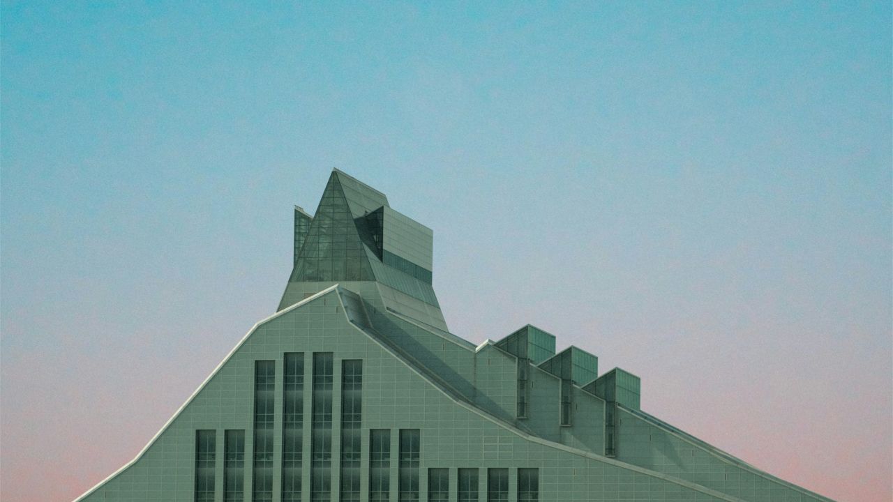 Latvijas Nacionālās bibliotēkas ēka “Gaismas pils” Rīgā uz saulrieta debesu fona.