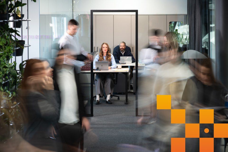 Biroja vide ar strādājošiem cilvēkiem un kustības efektu.