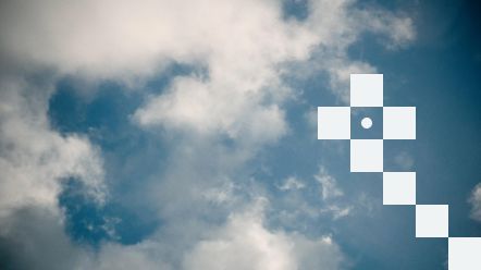 Debesis ar mākoņiem un Jumis logo stūrī.